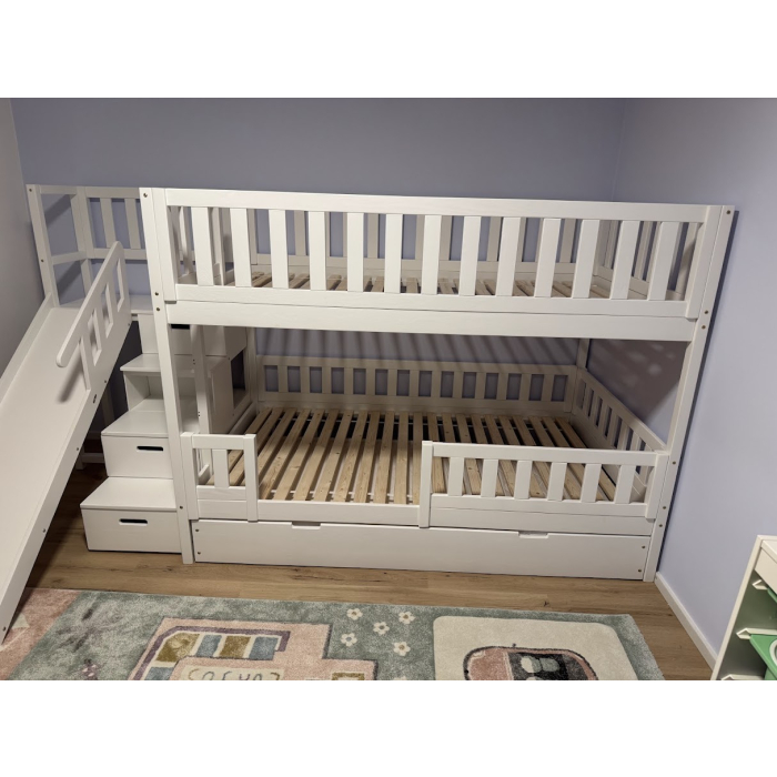 Kinderzimmer mit Etagenbett und Treppe
